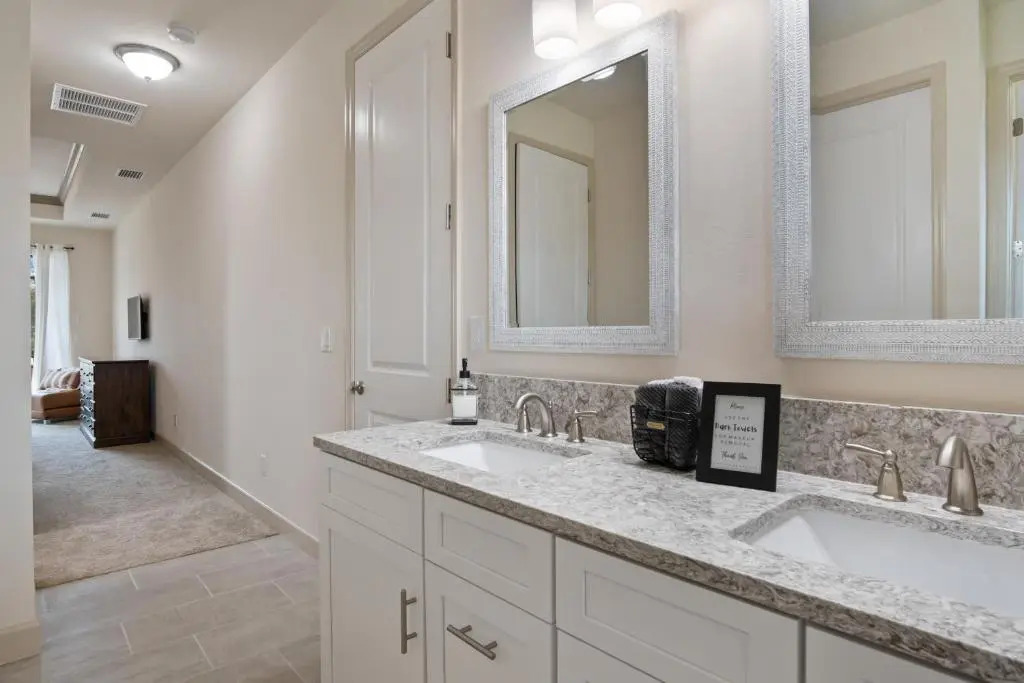 SW FL Oasis - 4bdr - 3bth - POOL - Game Room - Sleeps 10 or more