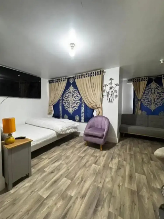 OYO Unique Guestroom - Farnworth, Easy Access to Bolton