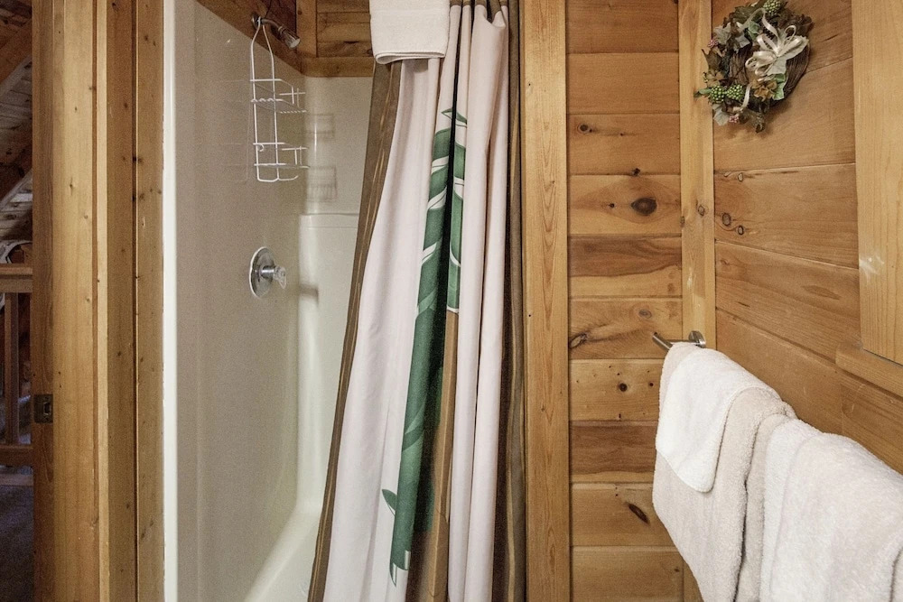 Er36 - Cozy Creekside Great Location- Close To Town 1 Bedroom Cabin by RedAwning