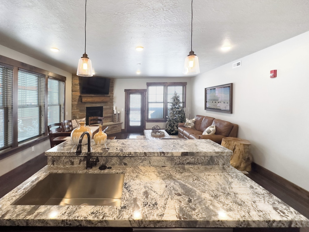 Ideal Condo 2 Minute Drive to Deer Valley's Lift