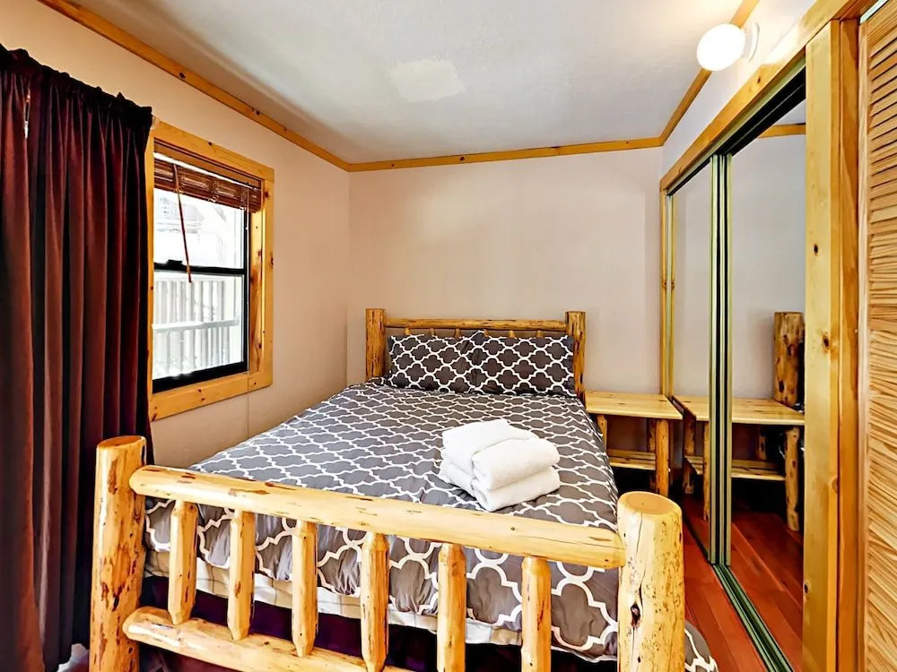 2BR 2BA Heavenly Condo by RedAwning