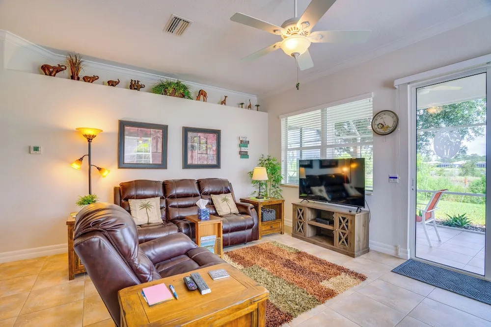 Pool Access & Lake-view Lanai! Port Charlotte Gem