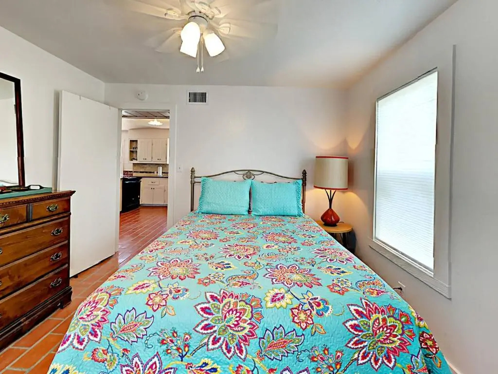 LP11 Beach House on Stilts, Ocean View from Deck, Large Master Suite, Keurig Coffee Maker