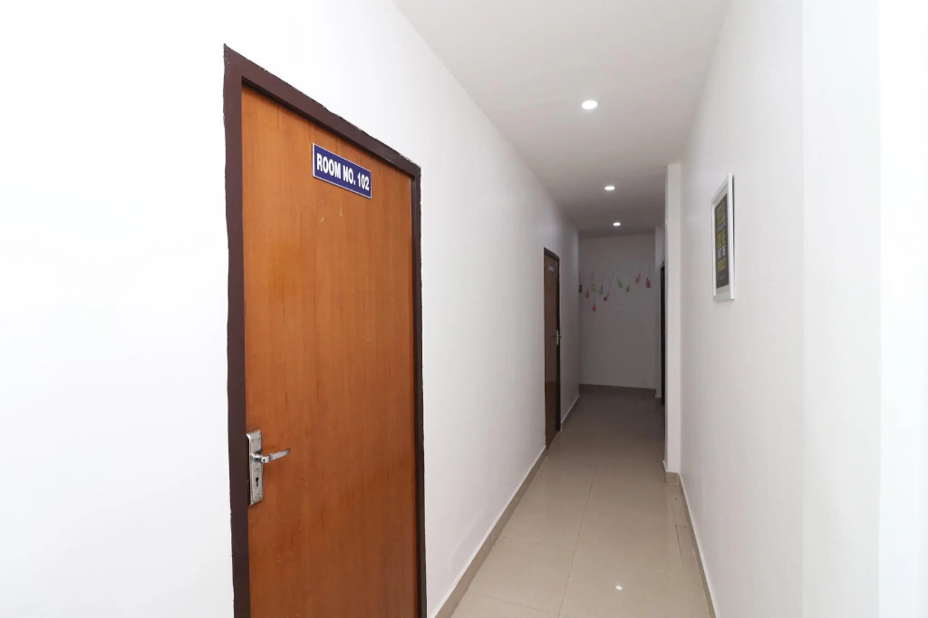 OYO 40425 Hotel Dazzle Inn