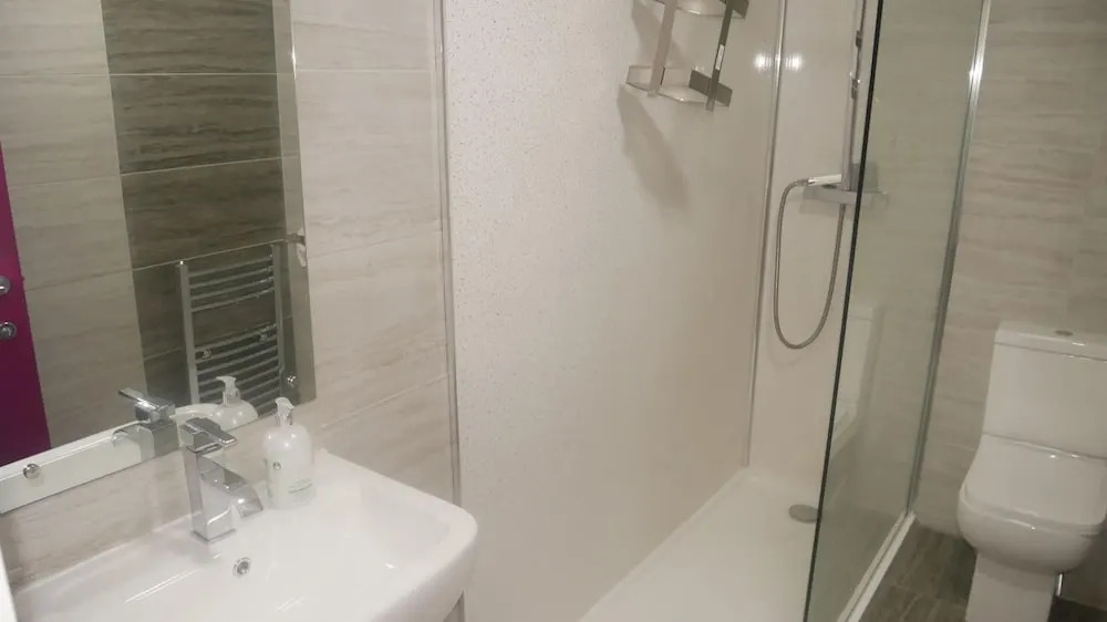 NEW Sleek 6BD Kensington Home Close to City