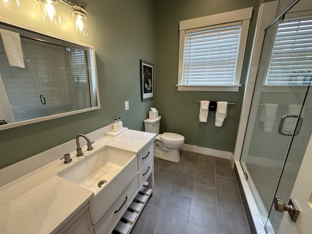 Brand New Construction! 2bed/1bath W/private Deck - Unit 2 2 Bedroom Apts