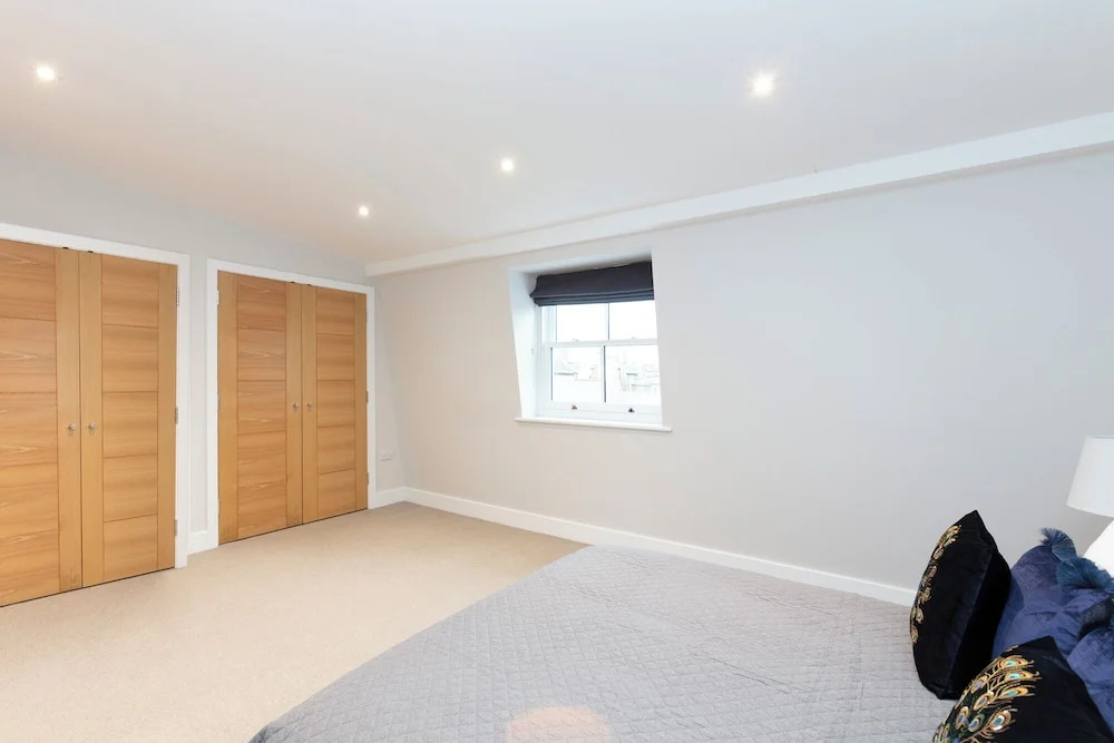 Stunning Central Windsor Town House With Parking