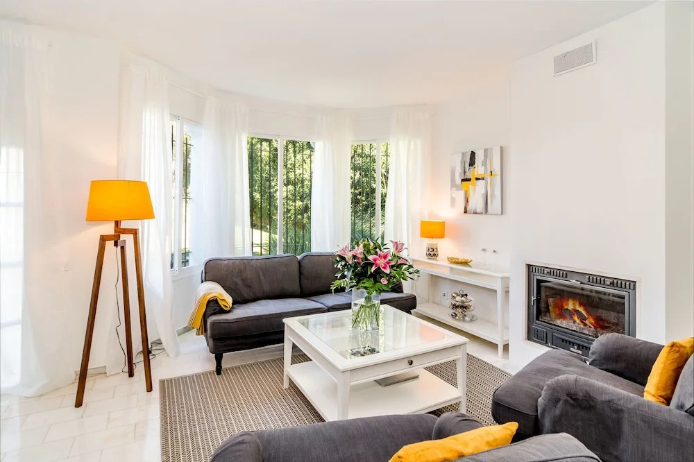 SE-Spacious townhouse in Nueva Andalucia Roomservice