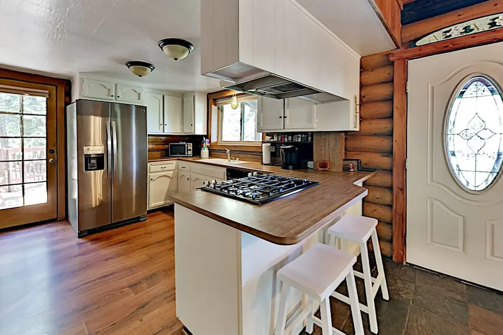 Beautiful Log House: Large Deck & Private Hot Tub 3 Bedroom Home