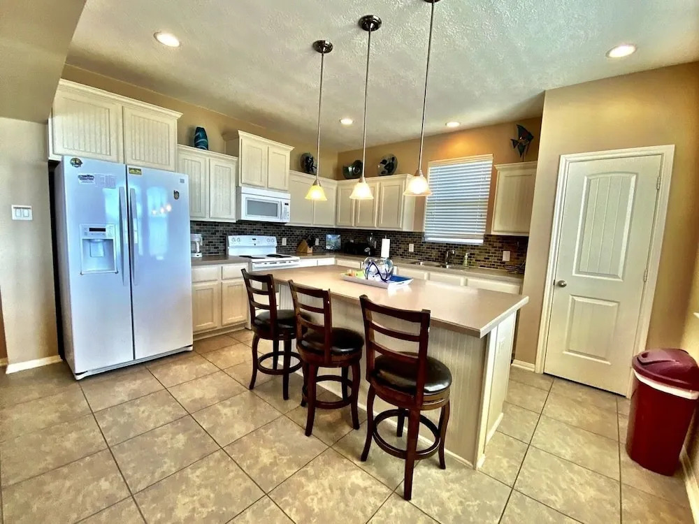 Janie's 4 Bedroom Home by RedAwning