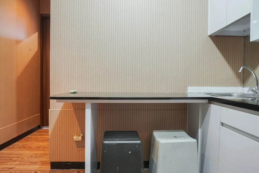 Comfortable 1BR at Nifarro Park Apartment By Travelio