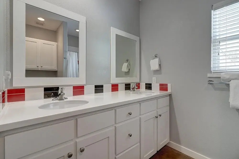 Mango and Cash 80vw 4 Bedrooms 4.5 Bathrooms Home