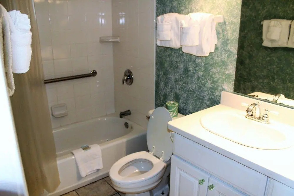 Blue Water Beachfront Condo 2 Mi to SkyWheel!