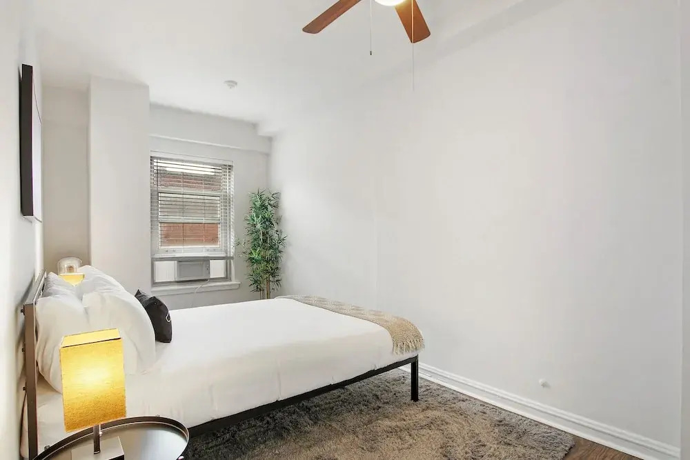 Sleek 2BR - Hyde Park 405