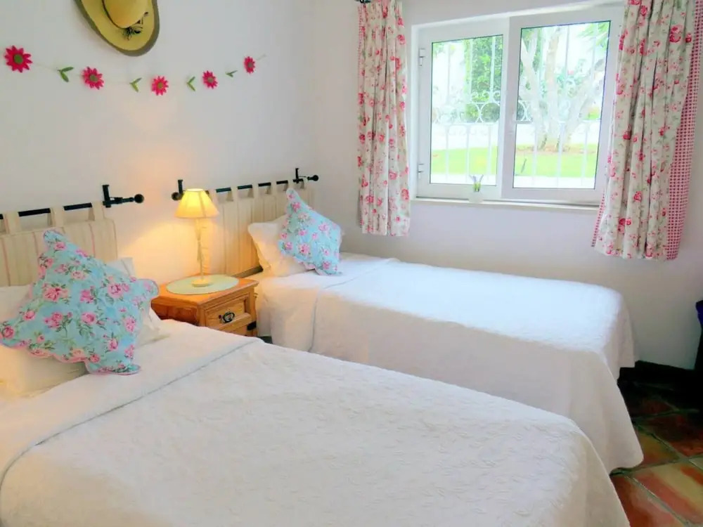 Immaculate 3-bed Villa in Guia Private Pool