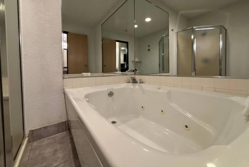 Super 8 by Wyndham Metropolis