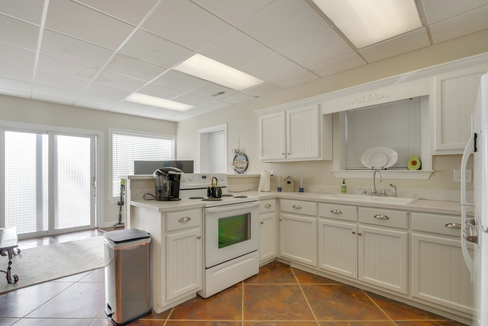 On-site Lake Access: Serene Waterloo Getaway