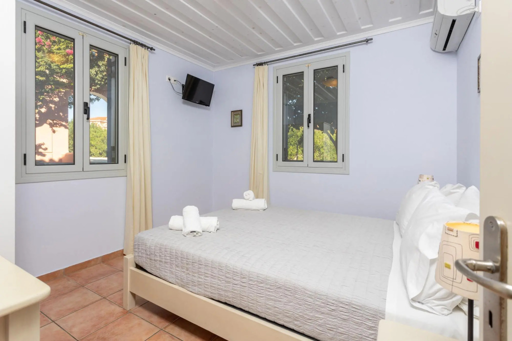 Antigoni Beach House Large Private Pool Walk to Beach Sea Views A C Wifi Car Not Required - 1012