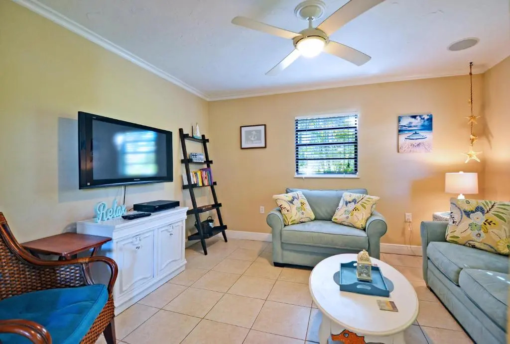 Paradise Beach - West 2414