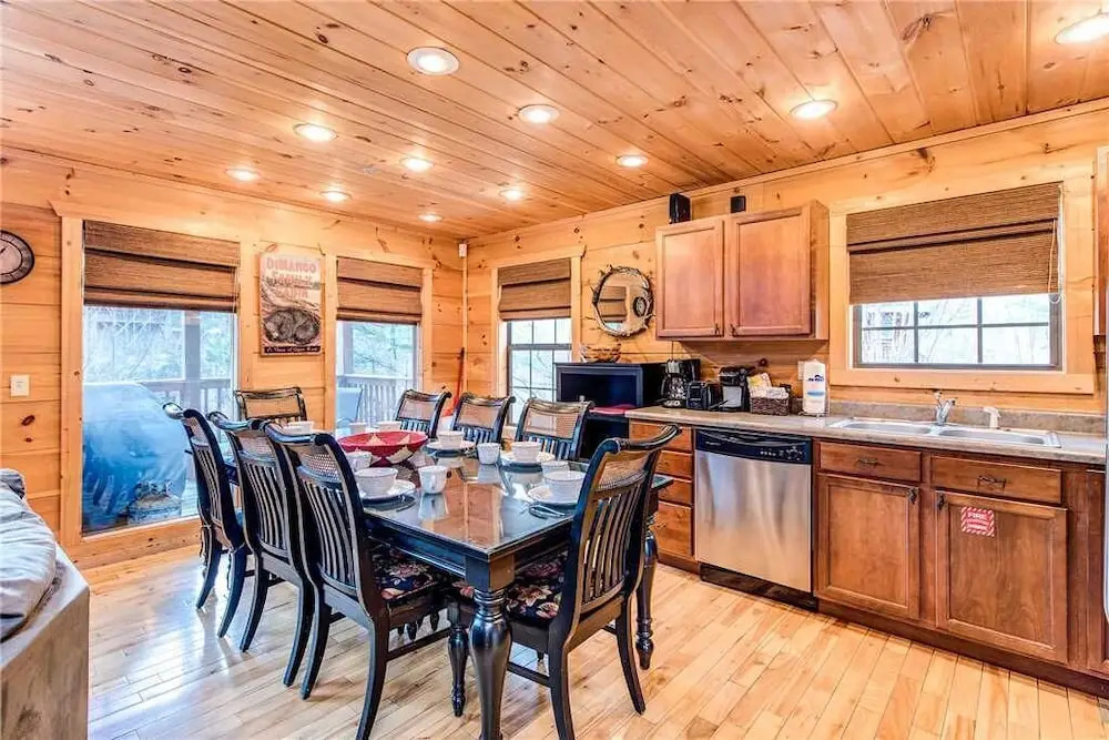 Bear Pause 4 Bedroom Home with Hot Tub