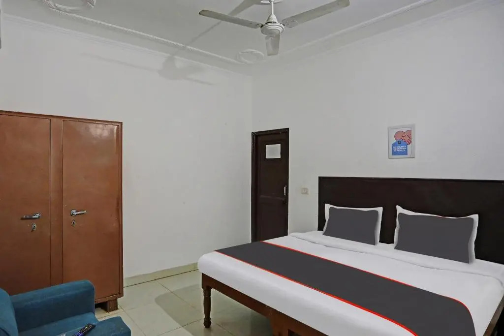 Collection O Mayank Guest House Near ISKCON Temple Noida