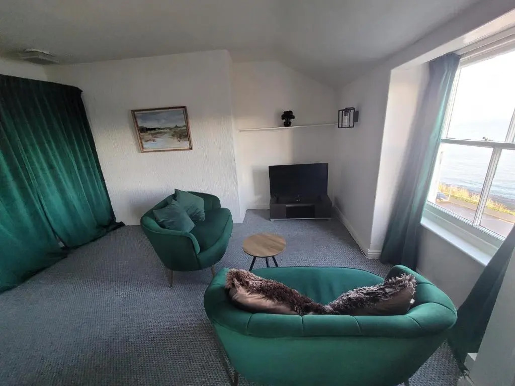 Sea view Penthouse flat 6 with fast WiFi and Free PARKING