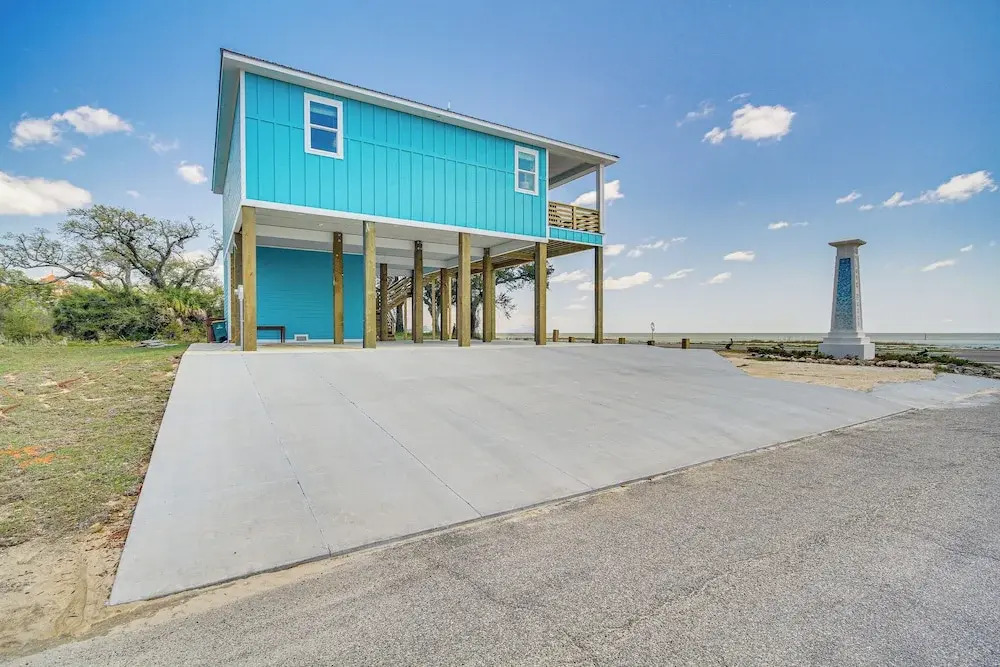 Long Beach Home w/ Views & On-site Beach Access!