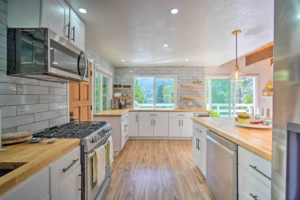Picturesque Cabin: 2 Balconies, Walk to Lake!