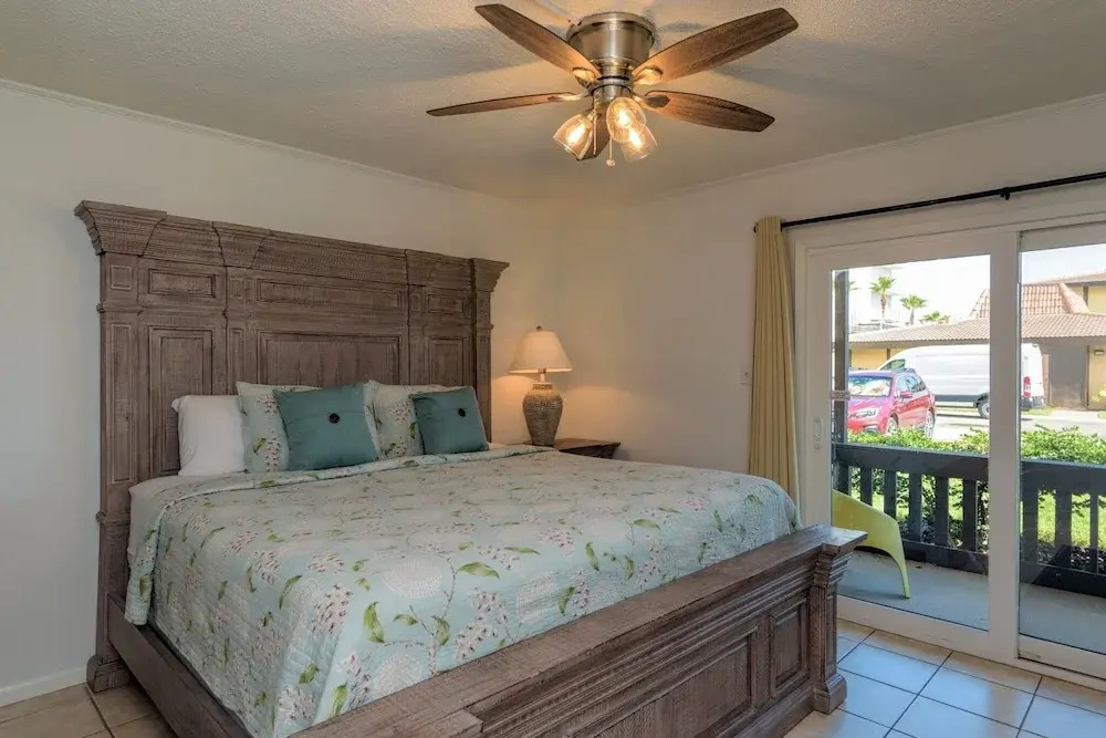 Modern 3br Condo Sleeps 6 Near Beach 3 Bedroom Condo