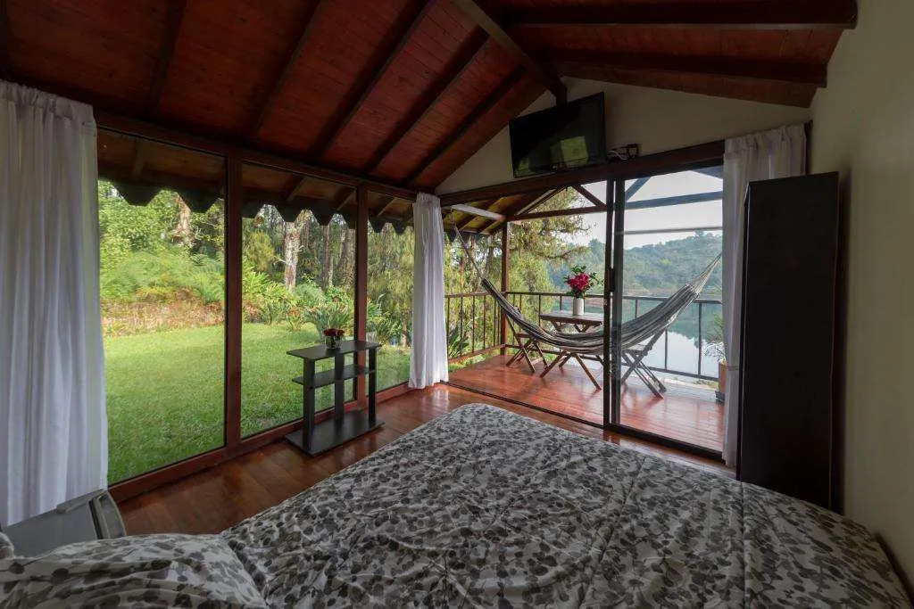 Hotel Pietrasanta Cabañas frente a la Represa Peñol Guatape