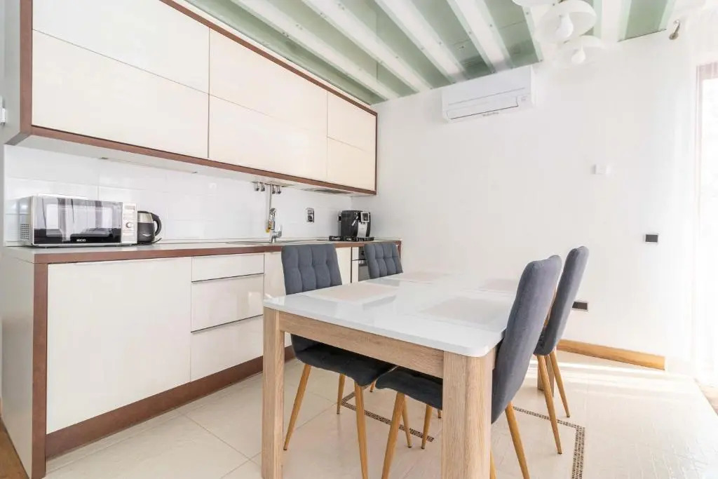 Gentle Brezze Apartment, By Cohost