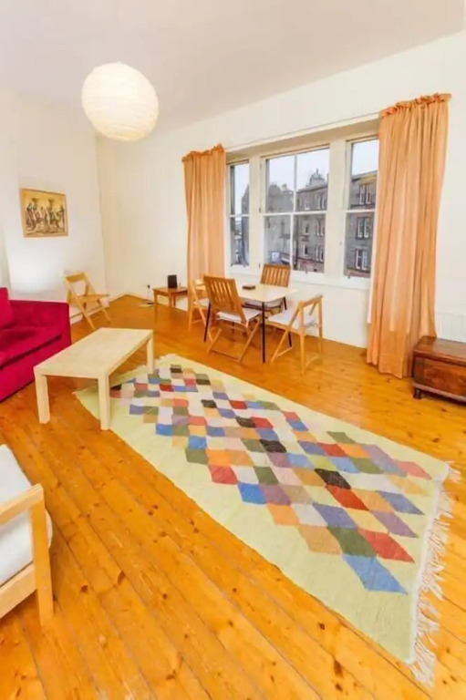 Charming and Spacious New Town Apartment
