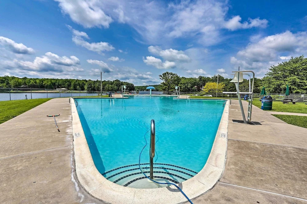 1 Mi to Beach: Pocono Lake Chalet w/ Decks