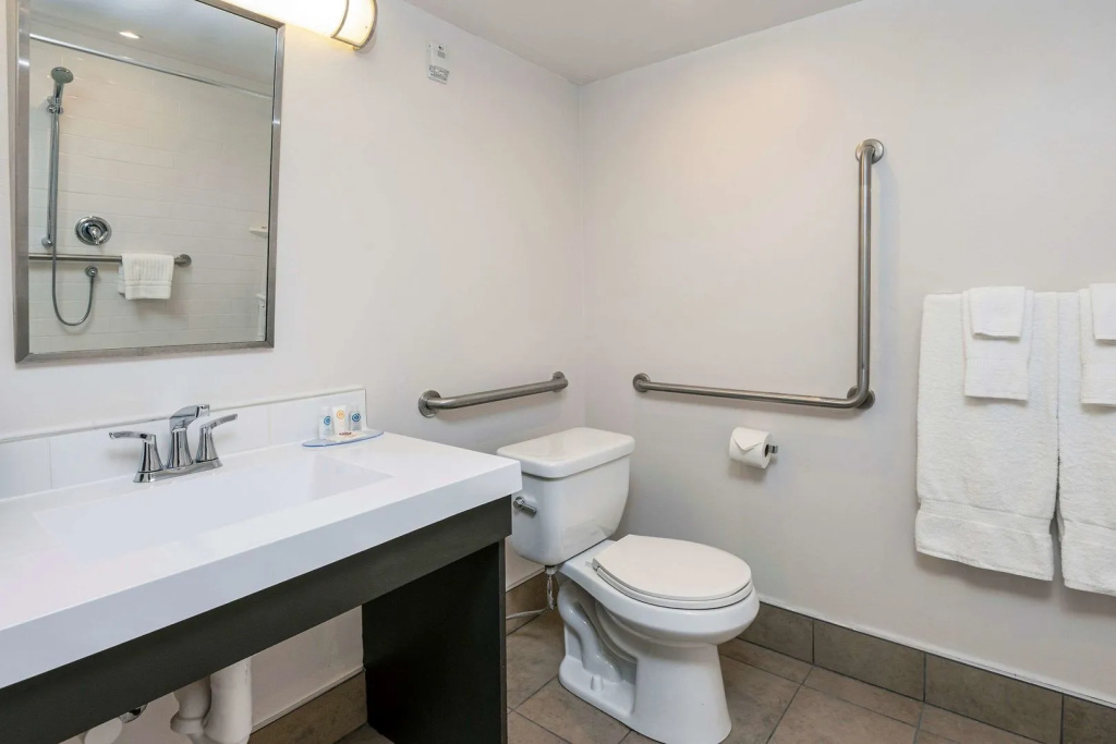 Comfort Suites Kingston Central