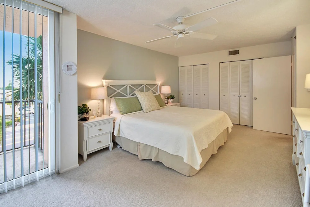 Trillium 2C Beach Front Condo With Private Balcony/pool!