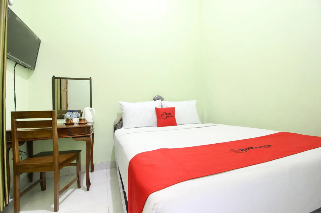RedDoorz Plus near Taman Sari