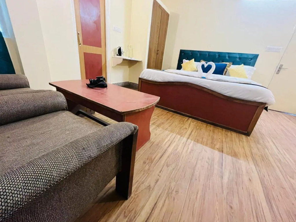 The Ashoka Inn 300mts walkable from Mall Road