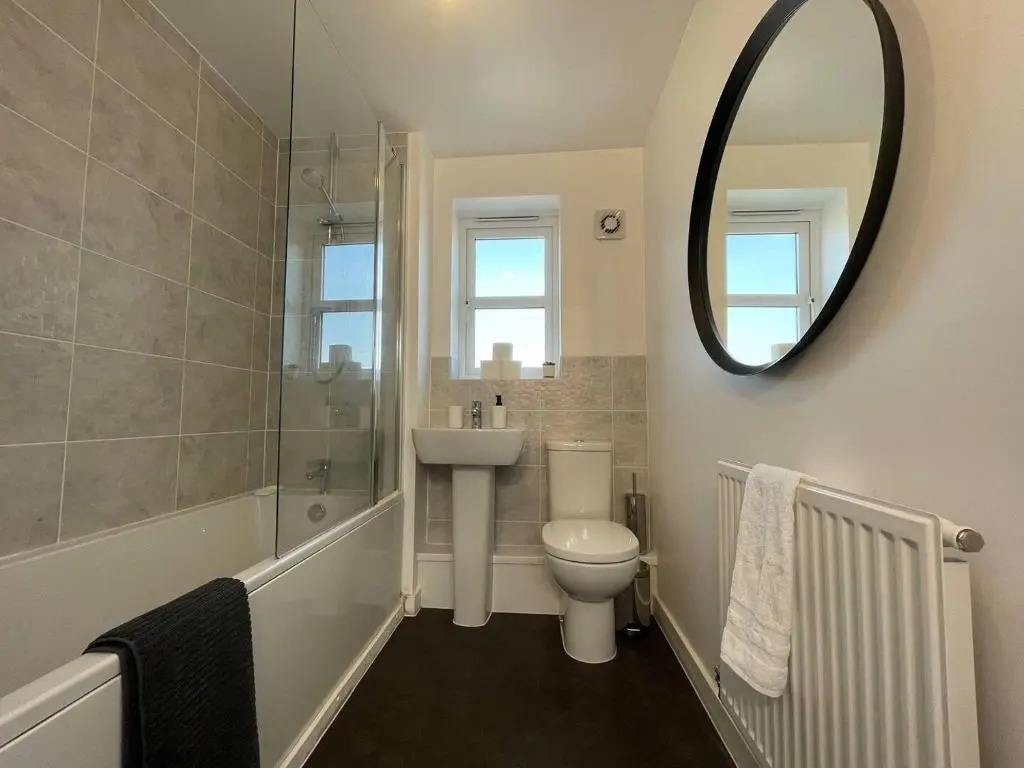 Lovely 2 bedroom apartment with free parking