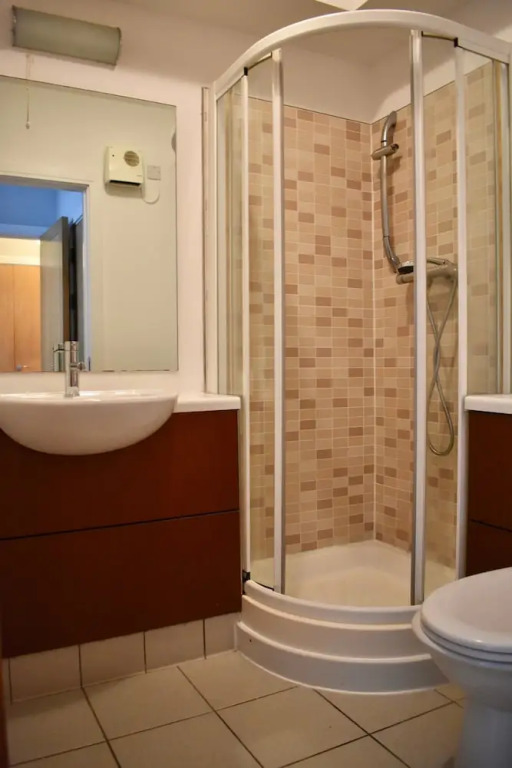 Central 2 Bedroom Flat With Balcony Views