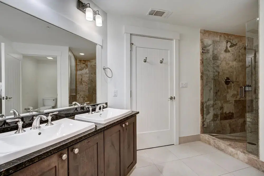 Spacious 4 Bedroom  Steps From Winter Activities Condo by RedAwning