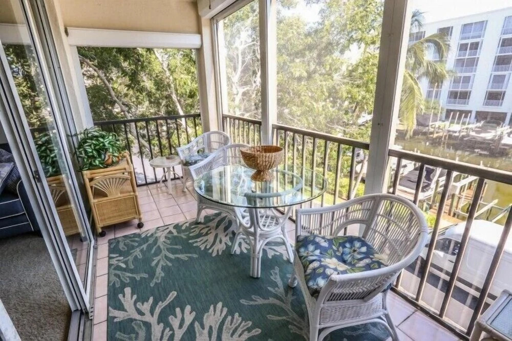 Hibiscus Point 821