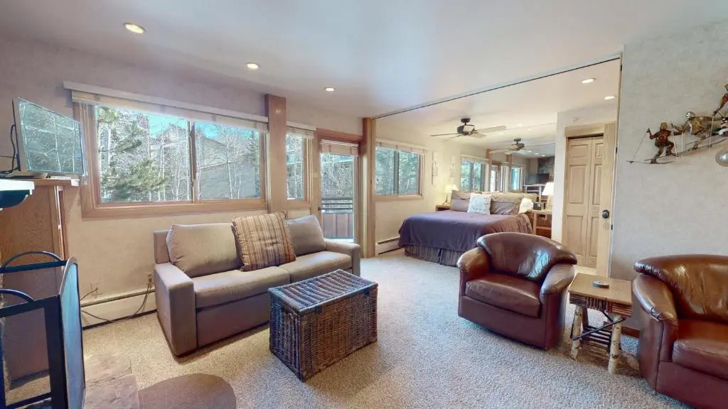 Laurelwood Condominiums Studio Premier Unit 306