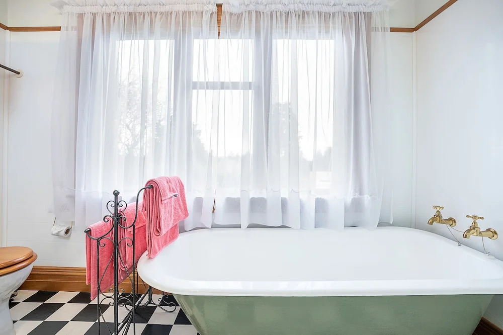 The Fern & Thistle Boutique Accommodation- Drinks, Hotpool, Sauna