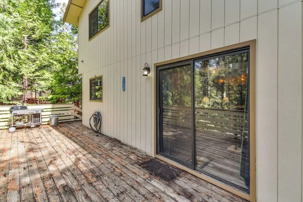 2 Mi to Mi-Wuk Village: Cabin w/ Large Deck