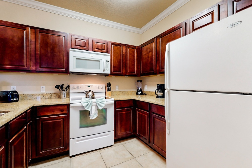 Resort Condo With Heated Pool, Gym, BBQ Area, Balcony, W/d, Children's Pool, AC