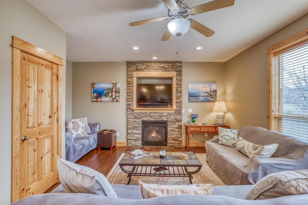 Gorgeous Kitchen and Fenced Backyard - Stunning Coastal Haven