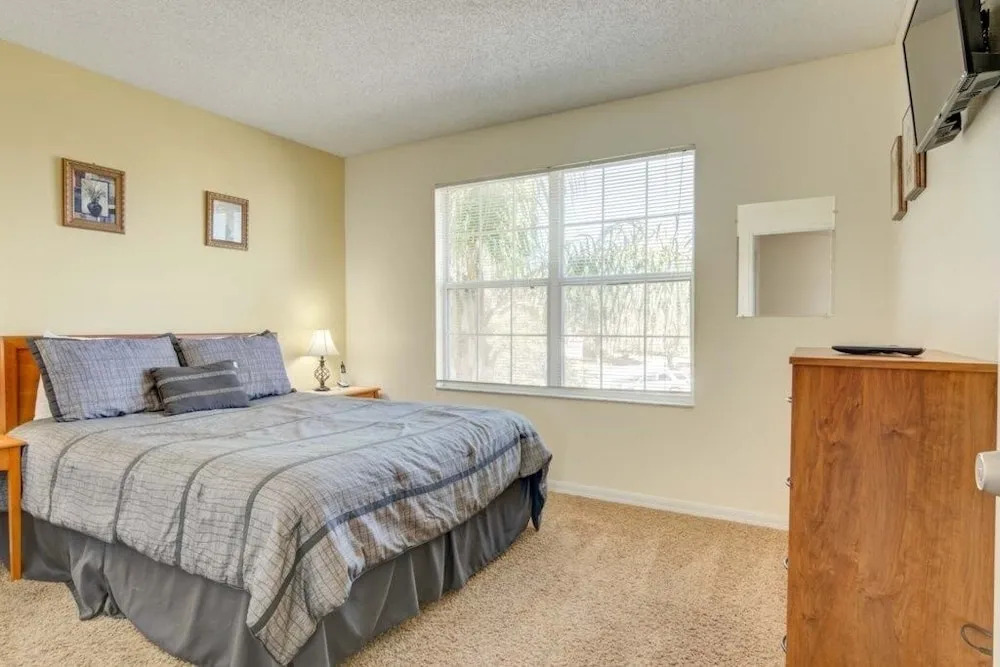 South Facing Pool & Game Room! 6 Bedroom Home by RedAwning