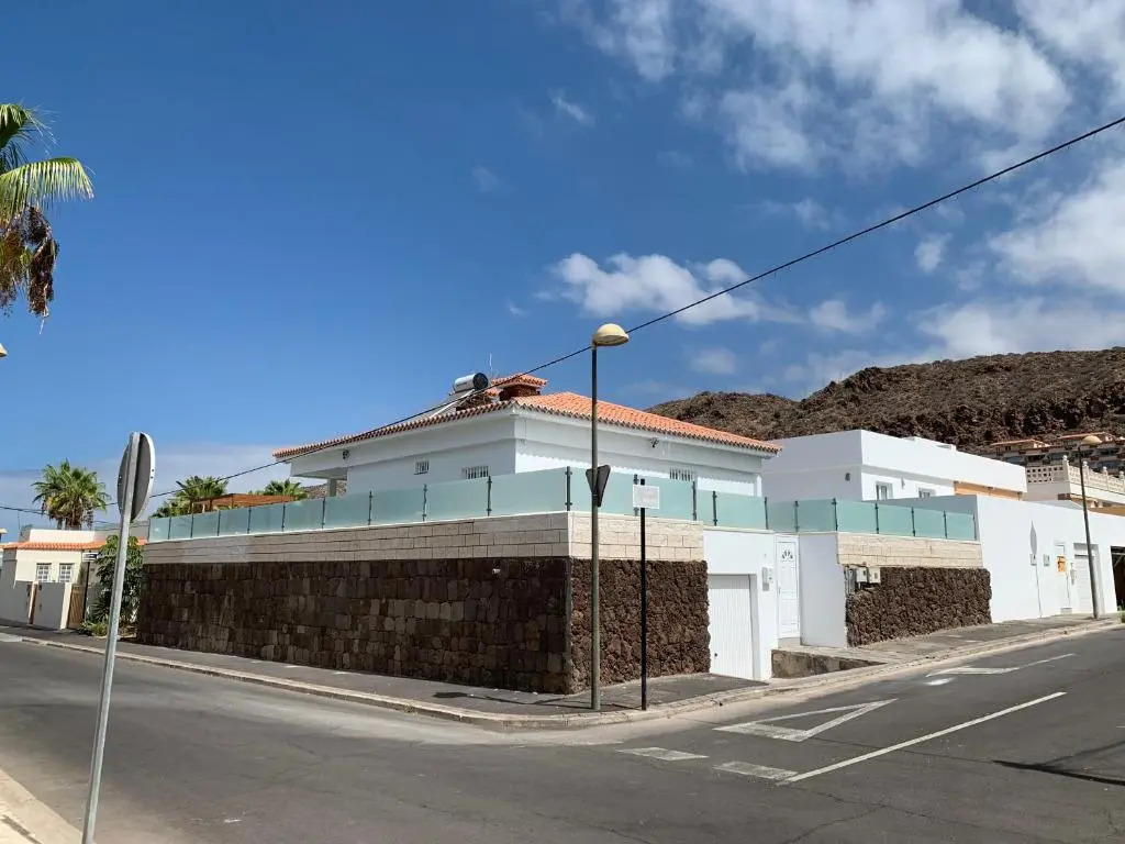 Luxurious VILLA - 300M2 - private HEATED pool - garage - WiFi