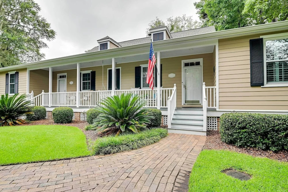 Charming Cottage Near Golf Courses & Marsh Walk!