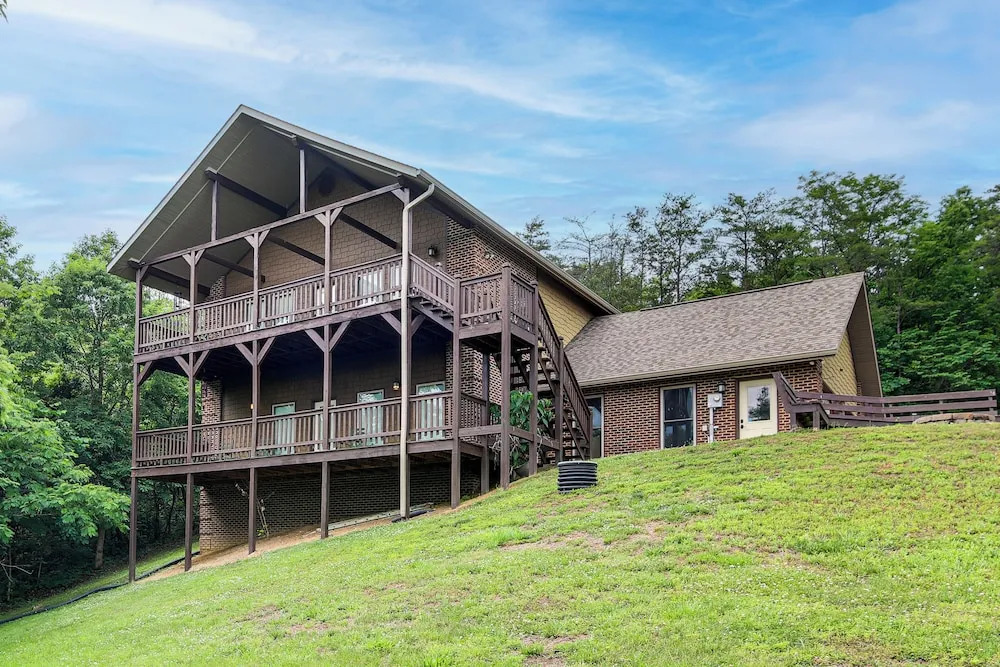 Hot Tub & Game Room! Group-ready Smokies Cabin
